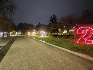 Светеща алея с цифри от минали години води към арката на 2026 в Плевен