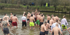 39-годишният Петър извади богоявленския кръст от водите на река Вит