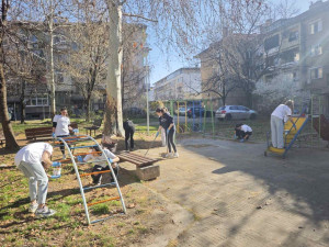 Две детски площадки в Плевен бяха почистени и обновени в първия ден на пролетта  
