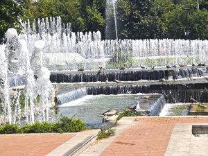 Мнозина търсят прохлада край Водната каскада в Плевен