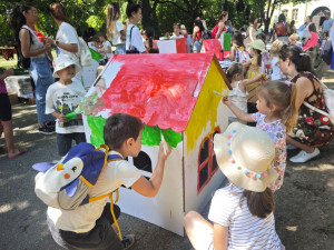 Малчугани оцветяват мини къщи и фигури в Плевен