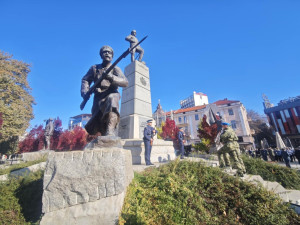 С военен ритуал и панихида на Архангелова задушница Плевен почете паметта на българските воини, загинали за Родината