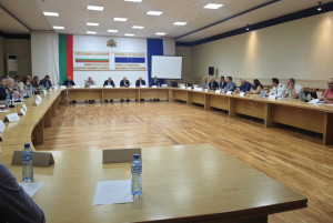 Необходимото количества бутилирана вода е доставено във всички учебни заведения преди първия учебен ден, директорите по места организират навременното ѝ раздаване на децата