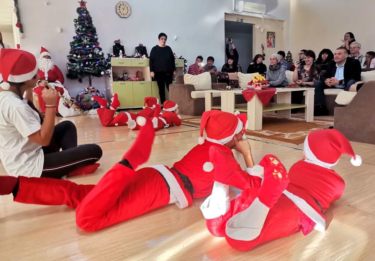 Приятели и дарители бяха гости на коледен празник на децата…