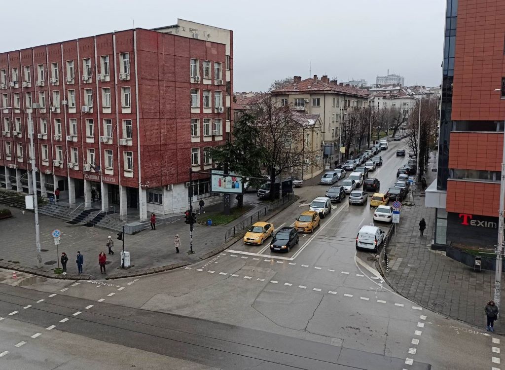 Временно ограничено ще е движението и паркирането на ул. „Св.…