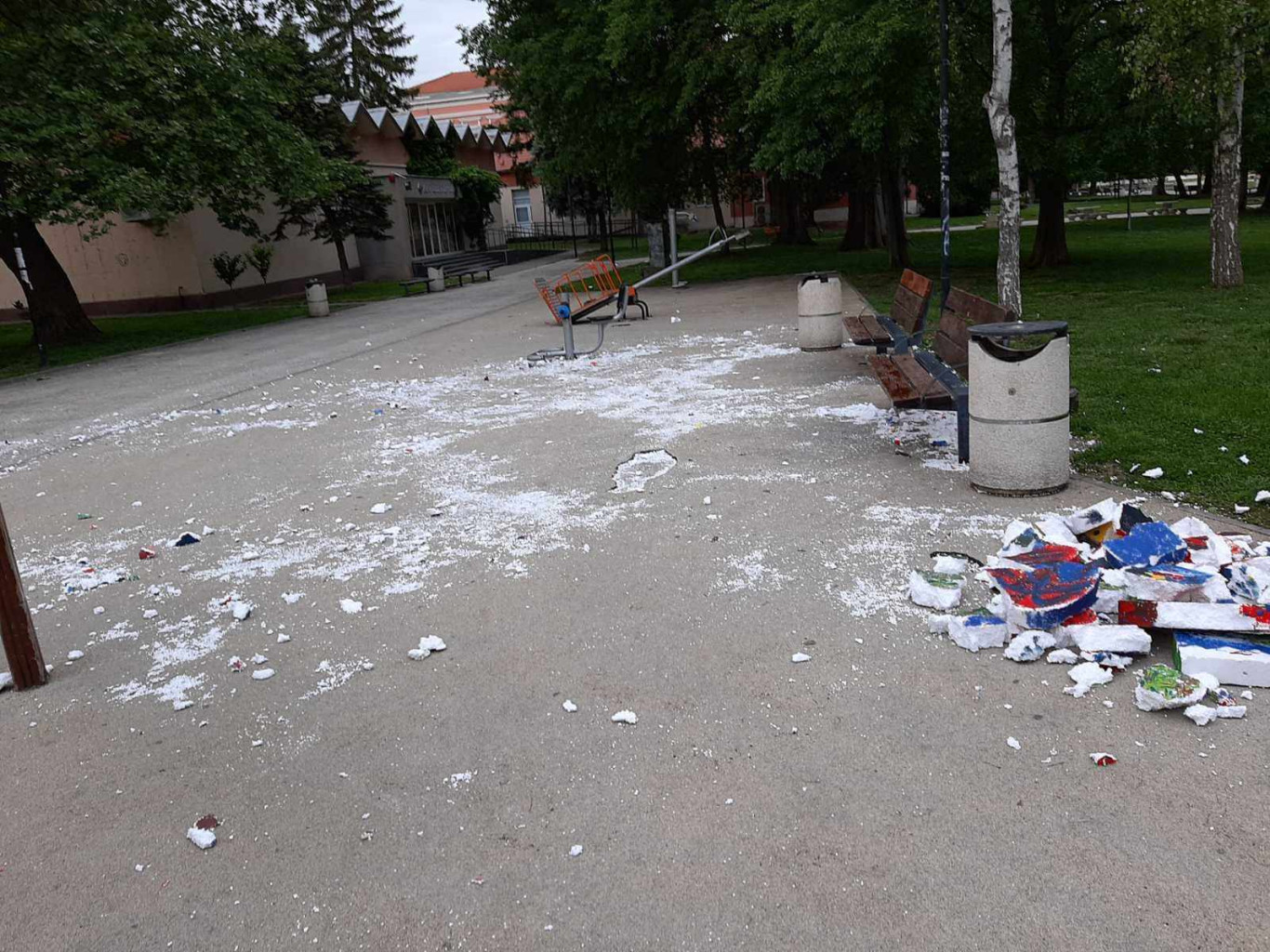 Установени са вандалите, унищожили детската великденска украса в Градската градина…