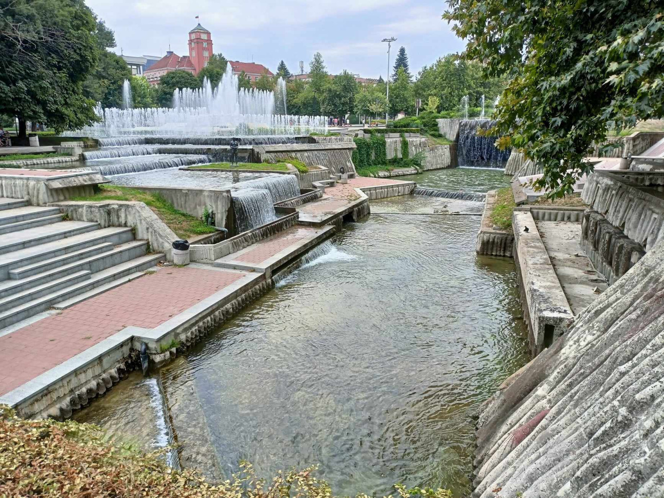 Почистват и измиват Водната каскада в Плевен тази седмица