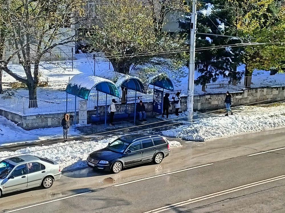 Продължава почистването на снега в община Плевен, в няколко училища…